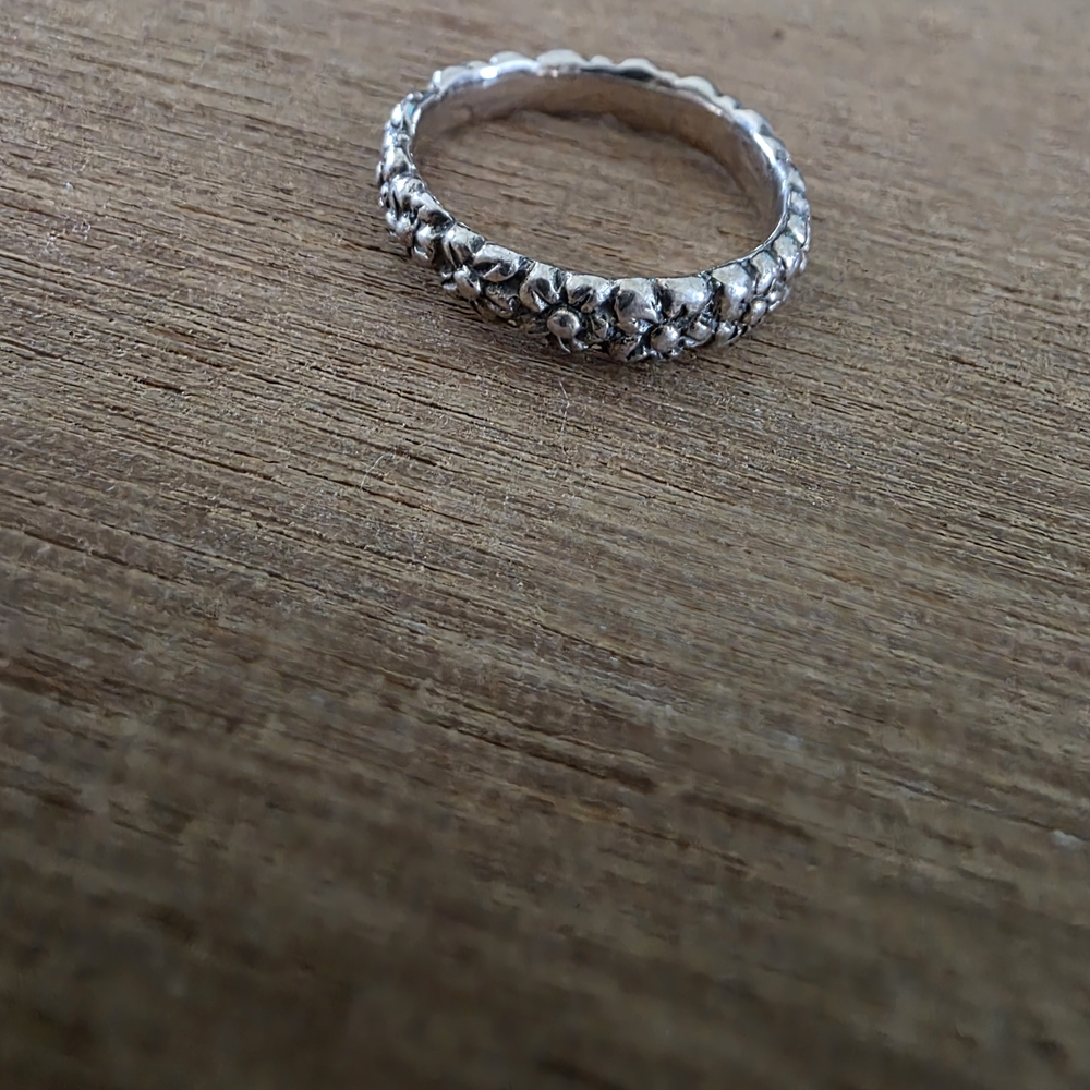 Elegant Silver Floral Ring